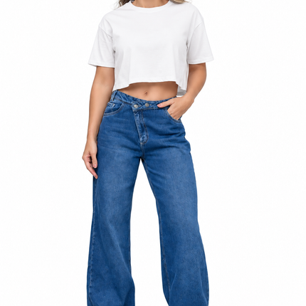 AMARA Camiseta Crop Top vista frontal sobre fondo blanco