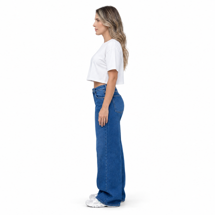 AMARA Camiseta Crop Top vista lateral sobre fondo blanco