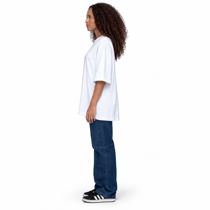 MISTI Camiseta Oversize vista lateral sobre fondo blanco