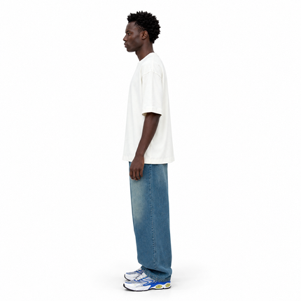 SOREN Camiseta Oversize vista lateral sobre fondo blanco